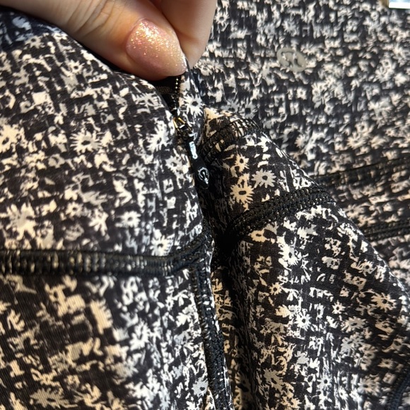 Lululemon Athletica Black and White Patterned Leggings 2 side pockets one back - Picture 3 of 6